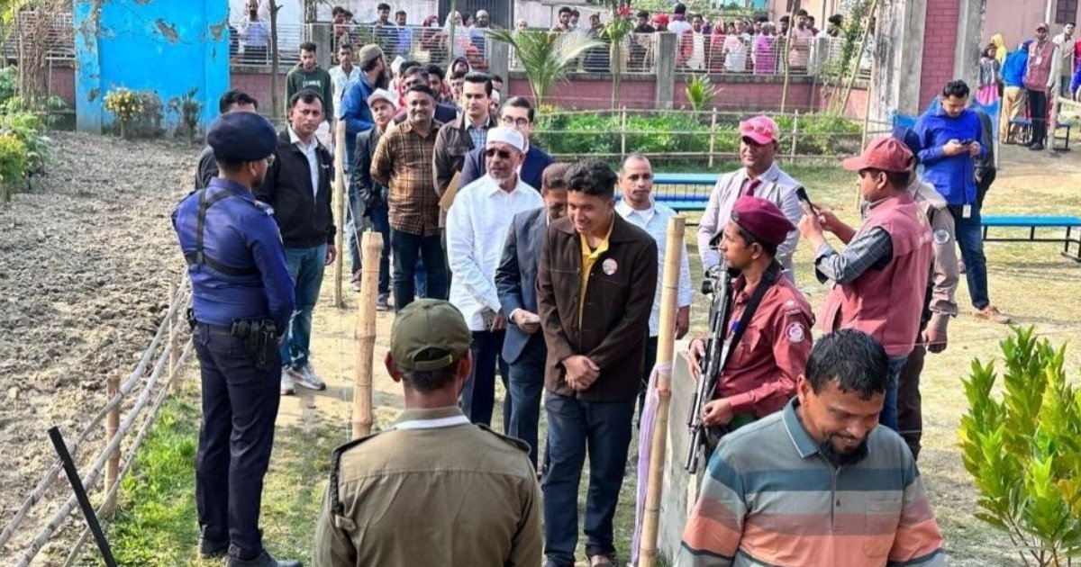 পৌর সরকারি প্রাথমিক বিদ্যালয়ে ভোট দিলেন লুৎফুজ্জামান বাবর