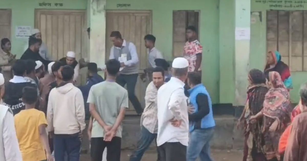 ভোটকেন্দ্রে রুমিন ফারহানা ও জুনায়েদের কর্মী সমর্থকদের মধ্যে হাতাহাতি-মারামারি