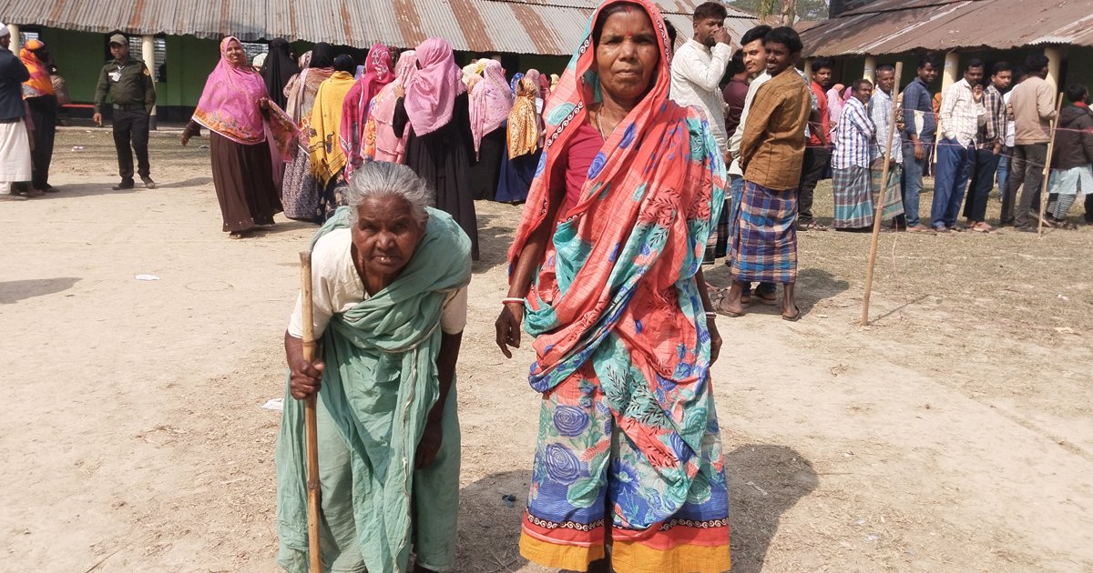 ননদের কাঁধে ভর দিয়ে ভোট দিলেন আশিঊর্ধ্ব রাথো বালা