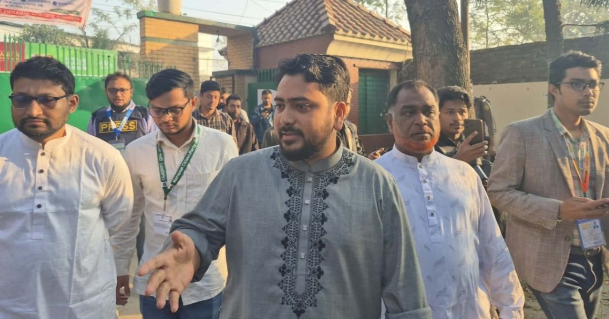 ভোট দিতে কেন্দ্রে নাহিদ ইসলাম