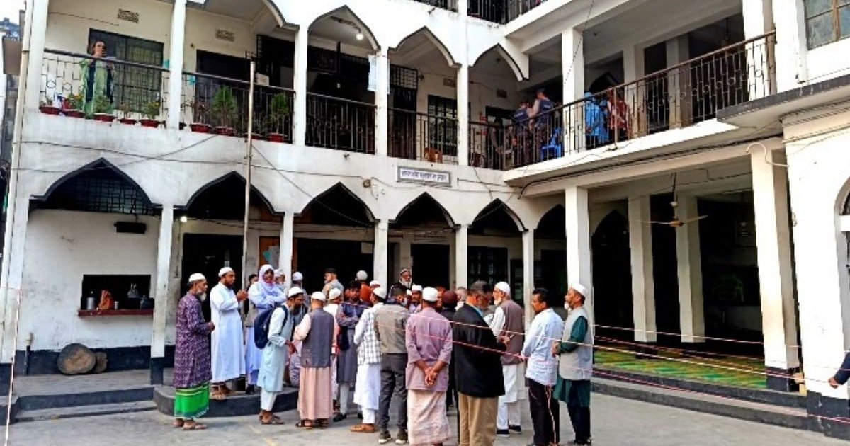 ভোর থেকেই কেন্দ্রে ভোটারদের ভিড়, দীর্ঘ লাইনে অপেক্ষা