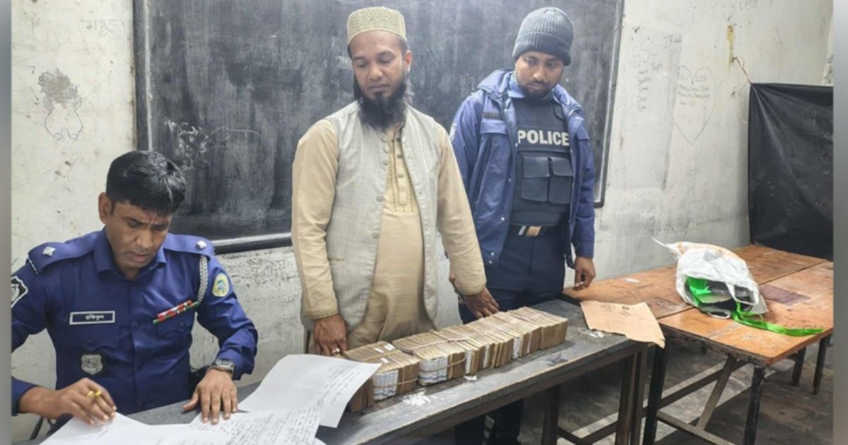 ৫০ লাখ টাকাসহ স্বেচ্ছাসেবক দলের নেতা আটক