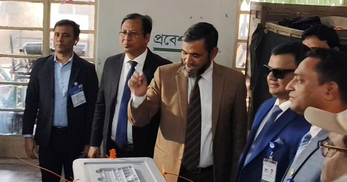 রাজধানীর ভিকারুননিসা স্কুলে ভোট দিলেন ইসি সানাউল্লাহ