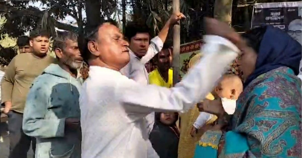 ভোটকেন্দ্রের সামনে স্বতন্ত্র নারী প্রার্থীকে চড়থাপ্পড় দিয়ে মাটিতে ফেলে দিলেন বিএনপির সাবেক নেতা
