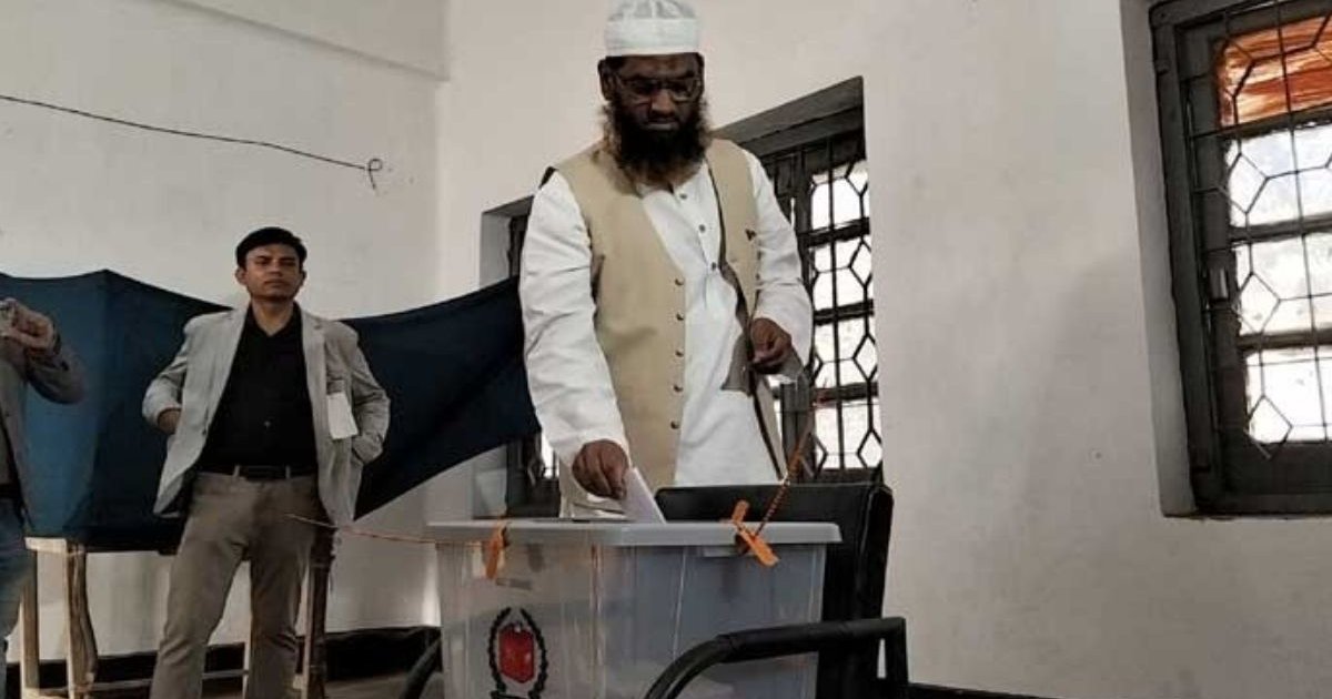 মোহাম্মদপুরের শারীরিক শিক্ষা কলেজ কেন্দ্রে ভোট দিলেন মামুনুল হক