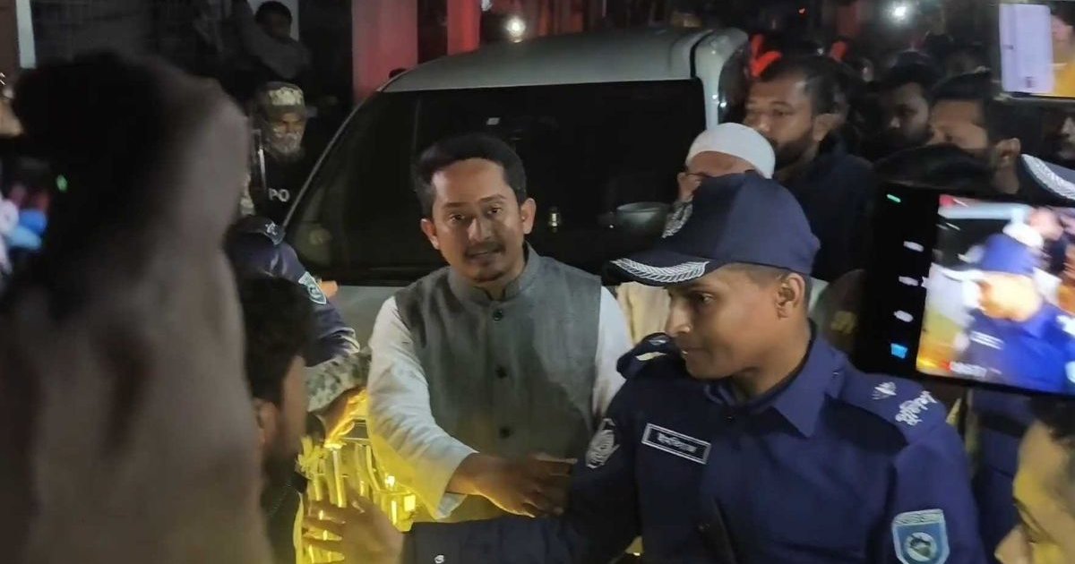 চাঁদাবাজির অভিযোগ তুলে মধ্যরাতে তোপের মুখে সারজিস