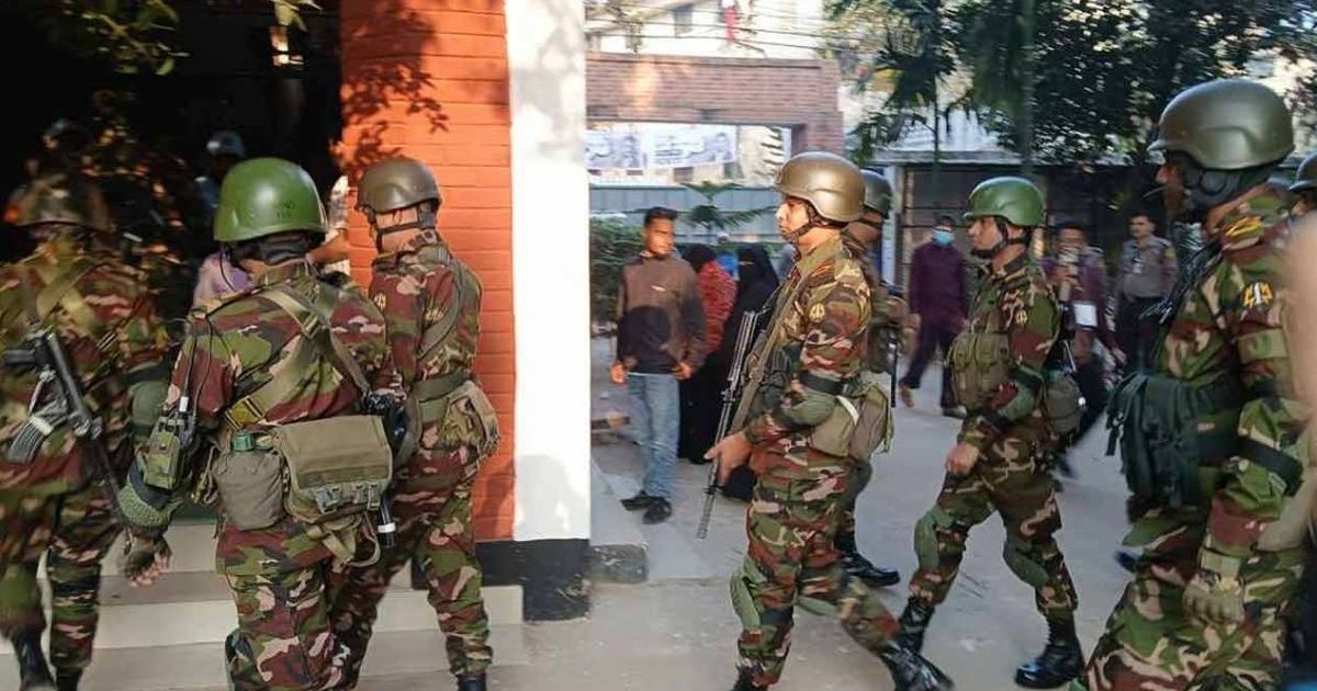 ঢাকা-৮ আসনে শাপলা কলির পোলিং এজেন্টকে বাধা, পরে সেনাবাহিনীর হস্তক্ষেপে প্রবেশ