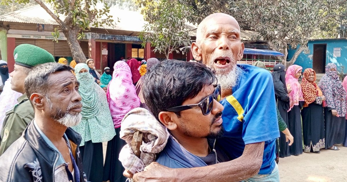 পাবনায় নাতির কোলে চড়ে  ভোটকেন্দ্রে ৯০ বছরের বৃদ্ধ