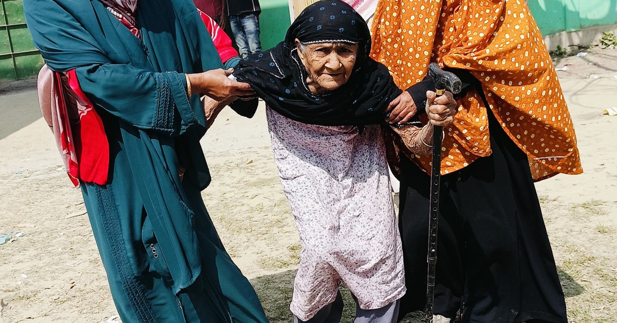ভোট দিয়ে খুশি ১১৫ বছর বয়সী আনোয়ারা বেগম