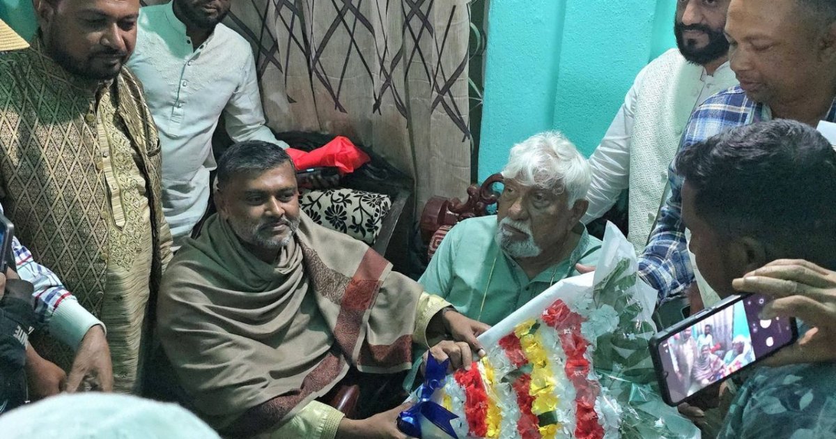 ফুল-মিষ্টি নিয়ে বিজয়ীর বাড়িতে শিশির মনির