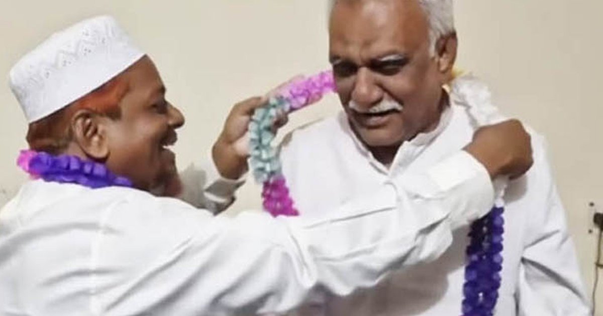 চারঘাট-বাঘায় ভিন্ন চিত্র: জয়ীকে বিজয়ের মালা পরালেন পরাজিত প্রার্থী