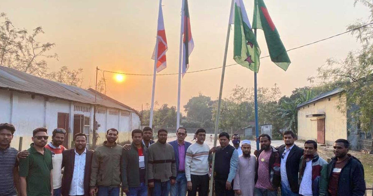 ‘জয় বাংলা’ স্লোগানে আওয়ামী লীগ কার্যালয়ে নেতাকর্মীরা, তুললো পতাকা