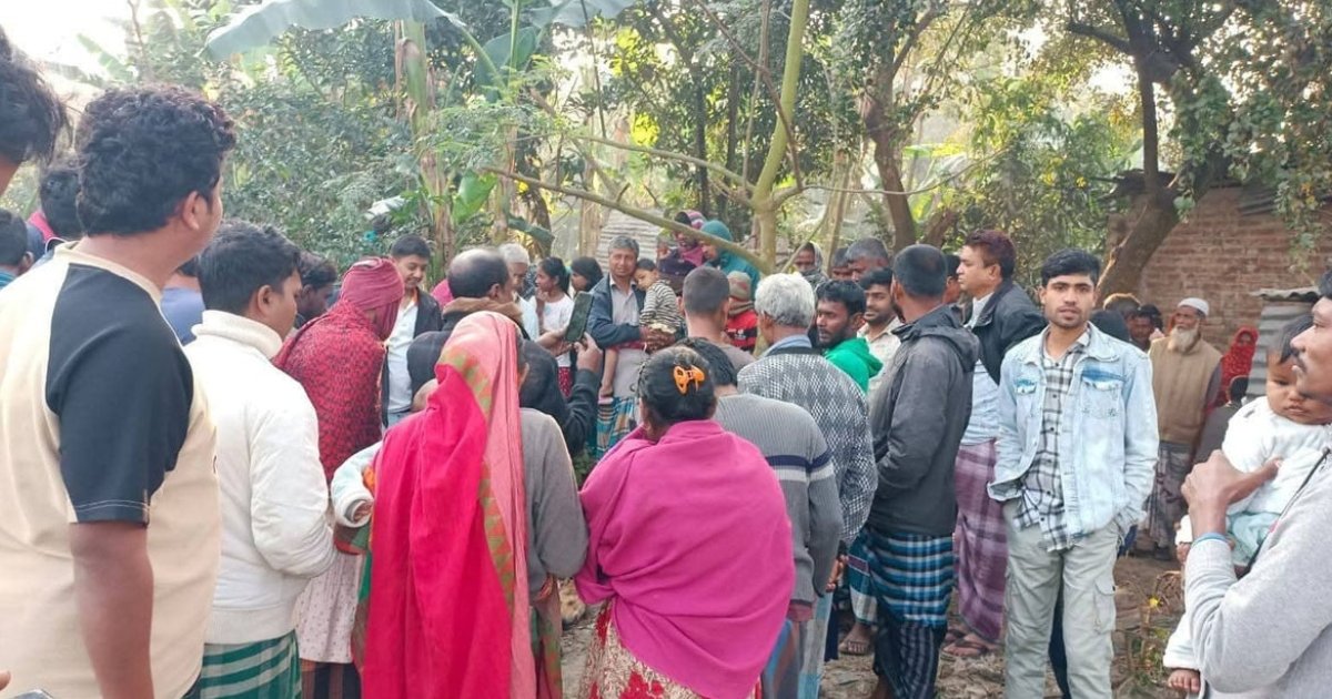 কসাইয়ের দোকানে মিললো ২৫ কেজি মাংসসহ কুকুরের মাথা, এলাকায় উত্তেজনা