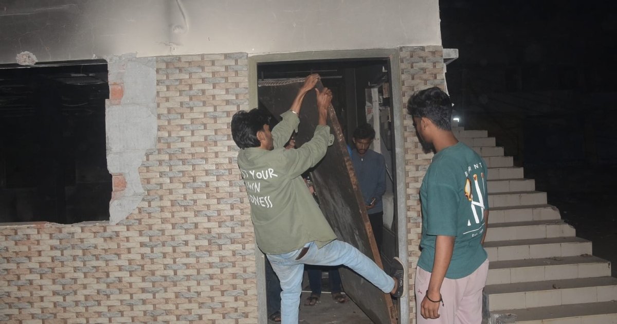 খুলনা আওয়ামী লীগ কার্যালয়ে ভাঙচুর-অগ্নিসংযোগ