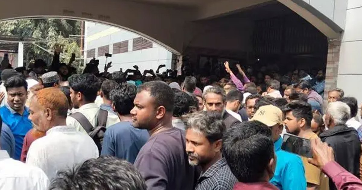 রংপুরে ভোট পুনর্গণনার দাবিতে ডিসি অফিস ঘেরাও বিএনপি সমর্থকদের