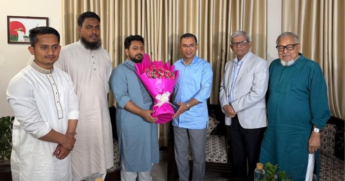 নাহিদ ইসলামের বাসায় ফুল নিয়ে তারেক রহমান