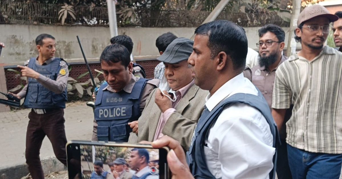 ধানমন্ডি ৩২ নম্বরে ফুল দিতে যাওয়া ঢাবি অধ্যাপক জামালসহ আটক ৫