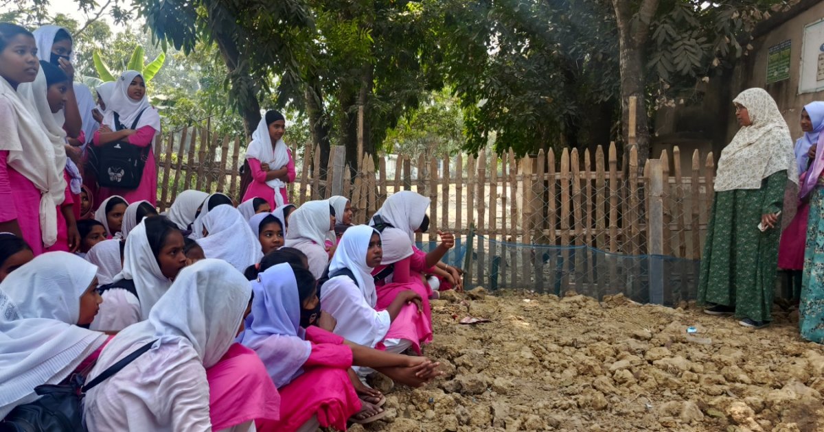 স্কুলের গেট বন্ধ করে কাঁটাতারের বেড়া, ৫ ঘণ্টা অপেক্ষার পর বাড়ি ফিরল শিক্ষার্থীরা
