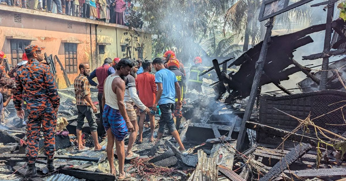 পটুয়াখালীতে ভয়াবহ অগ্নিকাণ্ডে বসতঘর পুড়ে ছাই