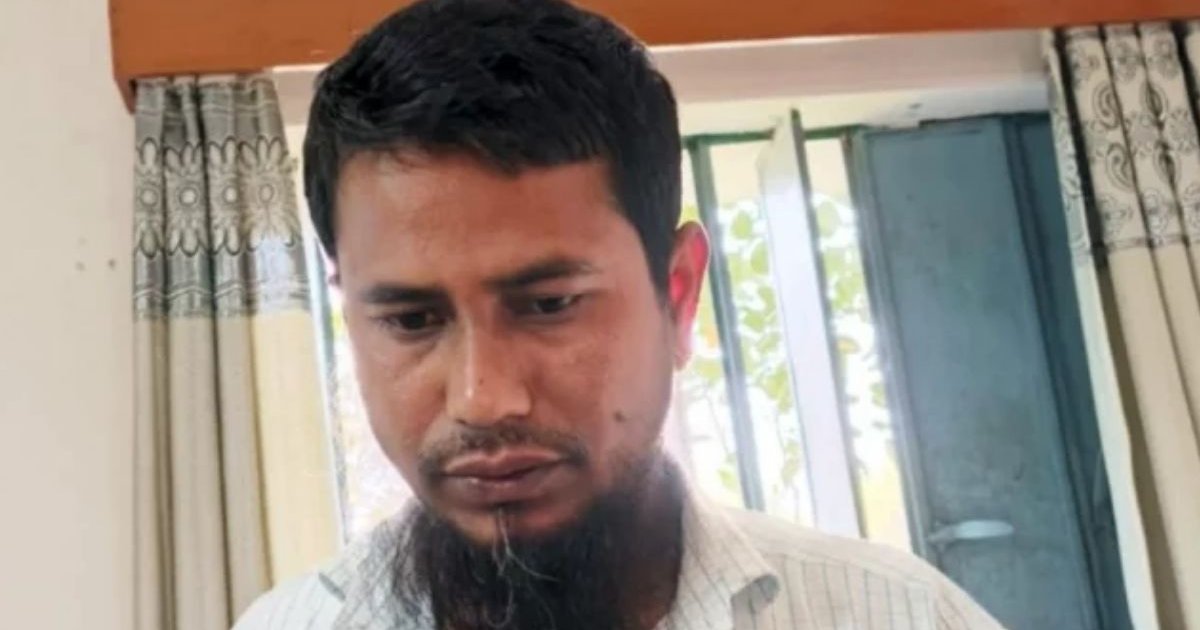 আড়াইহাজারে ধর্ষণের অভিযোগে শিক্ষককে গণপিটুনি দিয়ে পুলিশে সোপর্দ, শিক্ষার্থীদের বিক্ষোভ