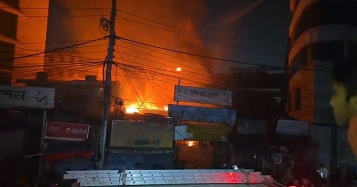 এখনও নেভেনি কারওয়ান বাজারের আগুন, নিয়ন্ত্রণে ১১ ইউনিট