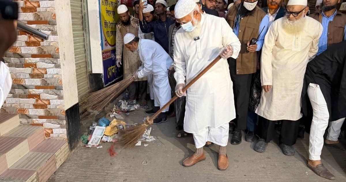শপথের পরদিনই ঝাড়ু হাতে বিরোধীদলীয় নেতা শফিকুর রহমান