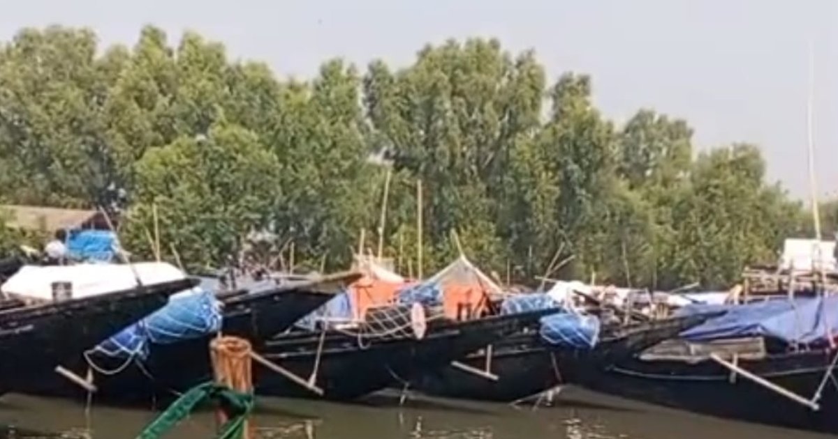 তীরে ট্রলার ও নৌকা ভিড়িয়ে চরে উঠলেন হাজারো জেলে