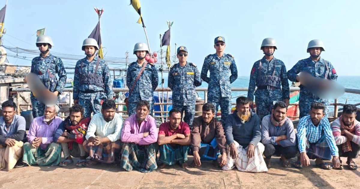 সমুদ্রপথে সিমেন্ট পাচারচেষ্টা, নৌকাসহ আটক ১১