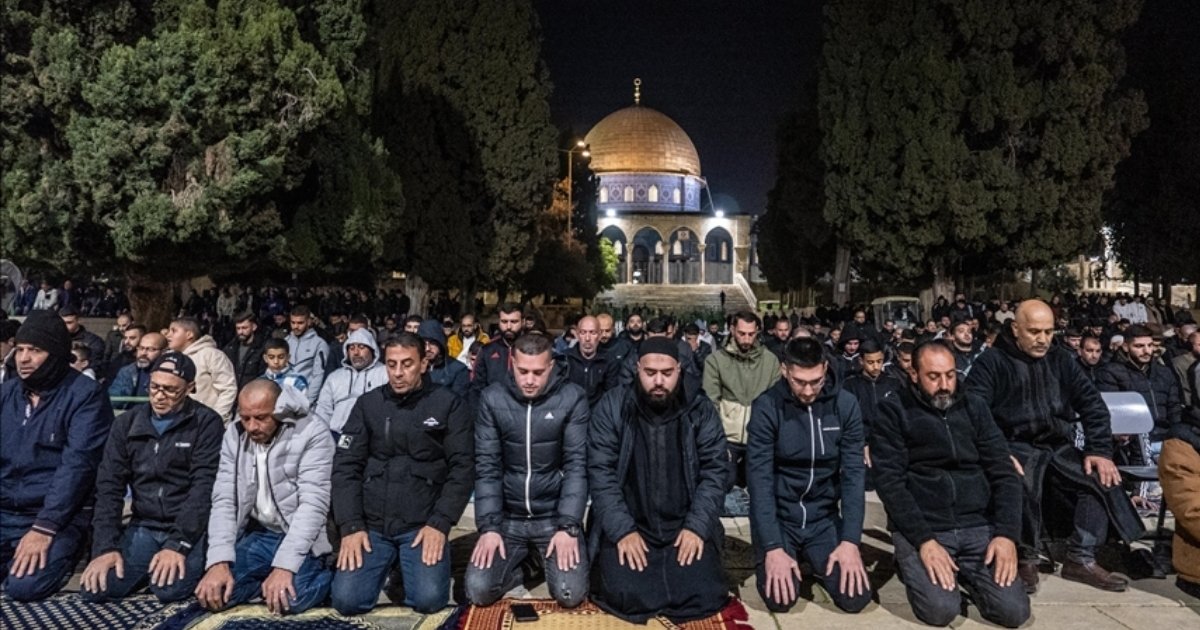 কড়াকড়ির মধ্যেই আল-আকসায় প্রথম তারাবিহ সম্পন্ন 