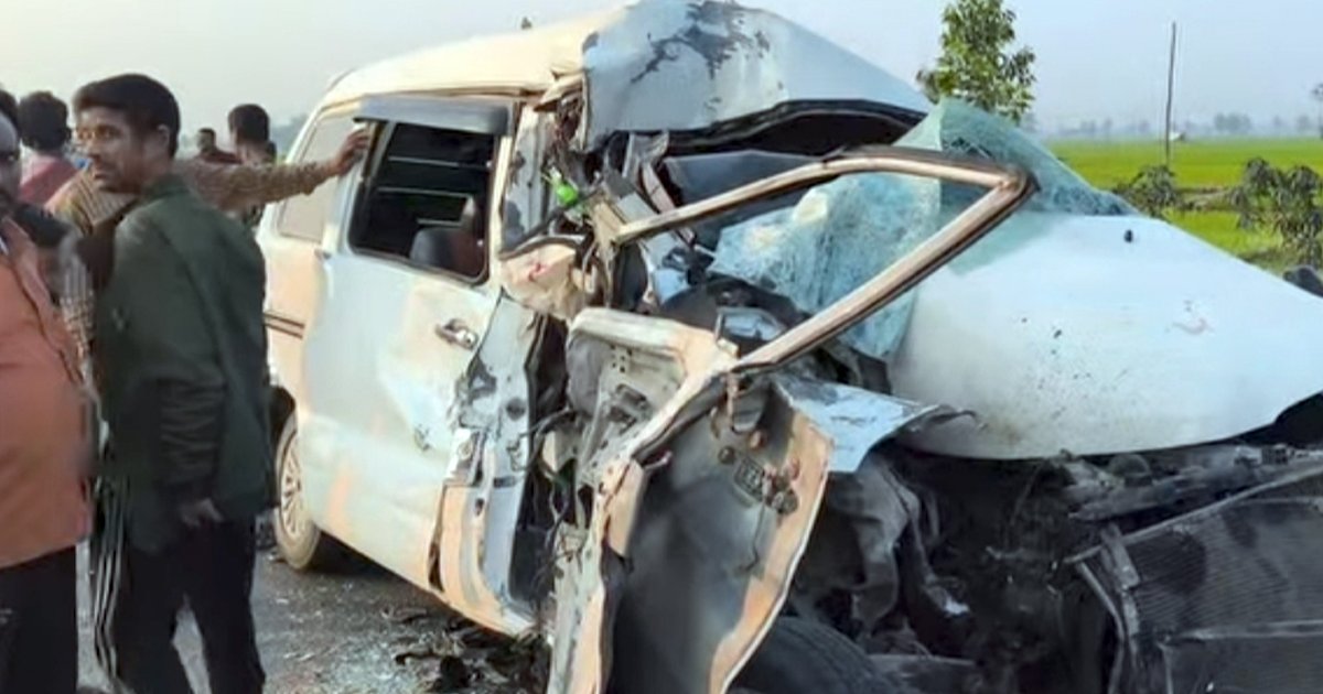 নওগাঁয় যাত্রীবাহী বাস ও মাইক্রোবাসের সংঘর্ষে চালক নিহত, ৫ আহত