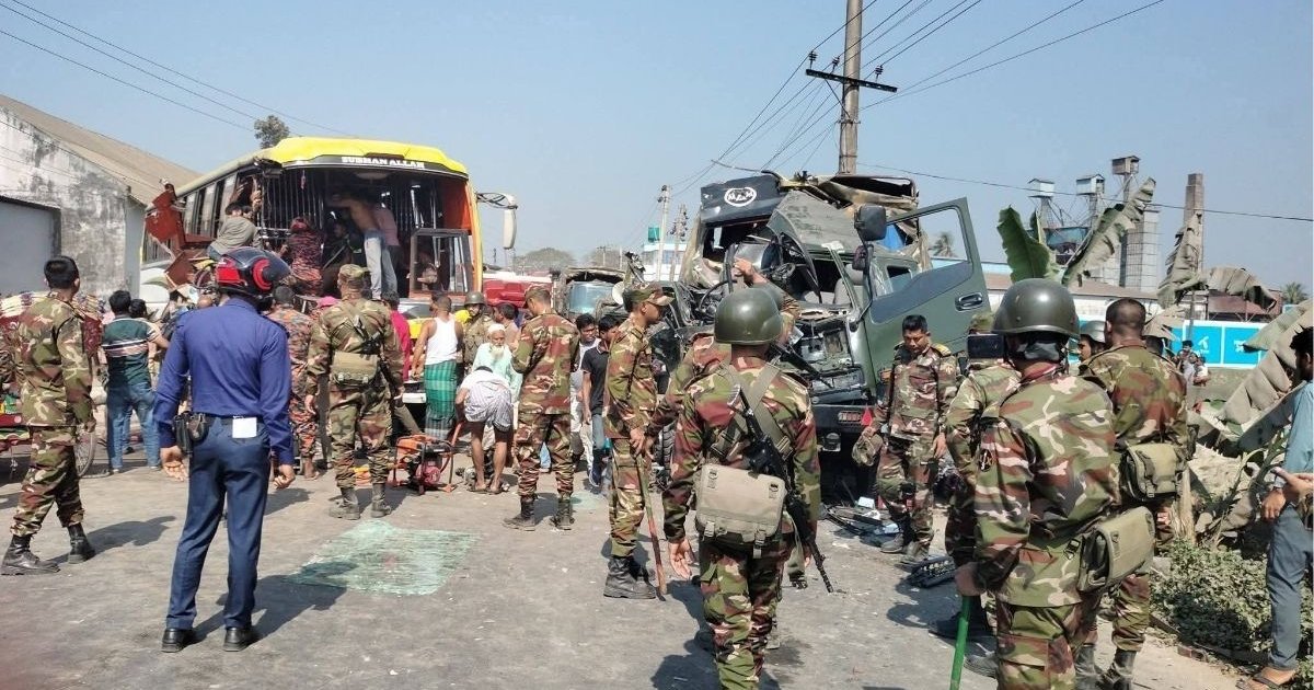 ফুলপুরে যাত্রীবাহী বাস-ট্রাক সংঘর্ষে নিহত ২, আহত ১০ 