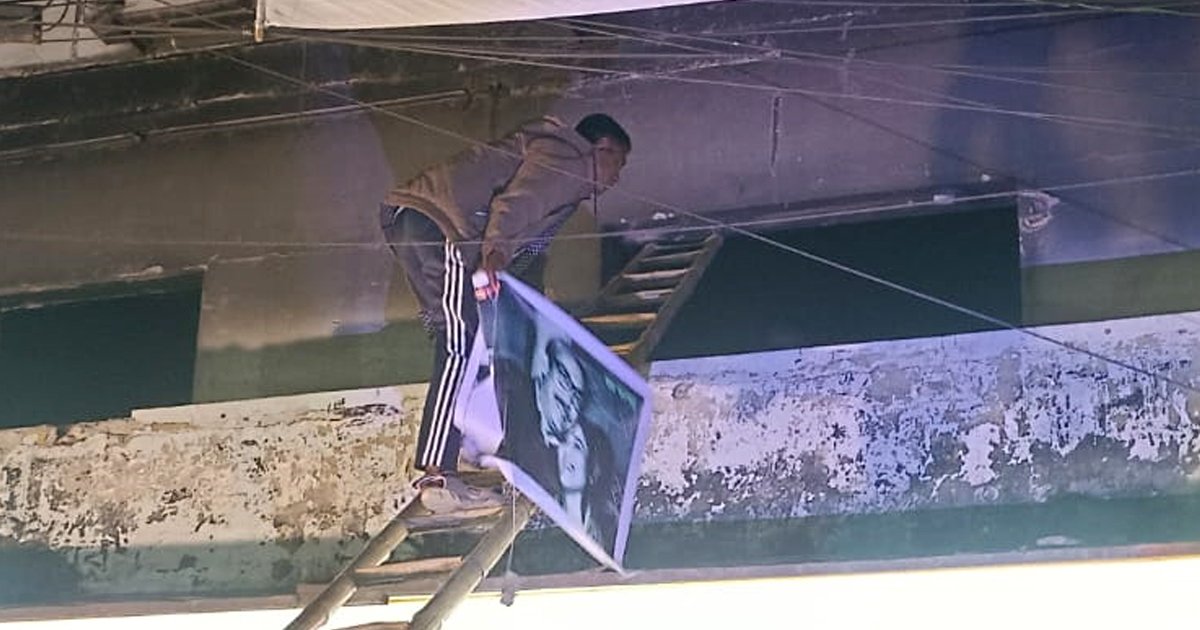 পুড়িয়ে দেওয়া যশোর আওয়ামী লীগ কার্যালয়ে হঠাৎ দেখা গেলো শেখ মুজিব ও শেখ হাসিনার ব্যানার