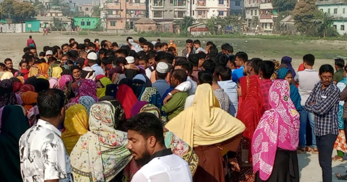 গাজীপুরে কারখানা চালু ও বকেয়া বেতনের দাবিতে শ্রমিকদের অবস্থান