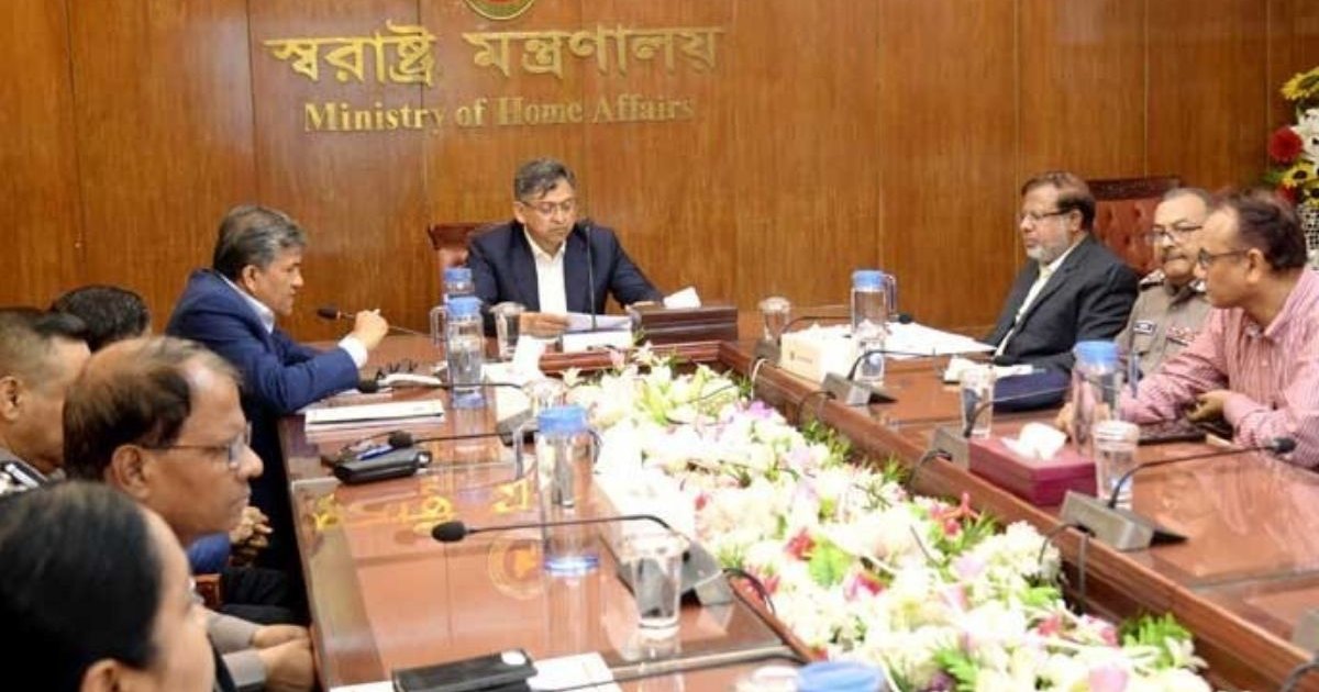সচিবালয়ে প্রথম দিনেই পেশাদারিত্ব ও শৃঙ্খলা নিশ্চিতে কঠোর নির্দেশনা দিলেন স্বরাষ্ট্রমন্ত্রী