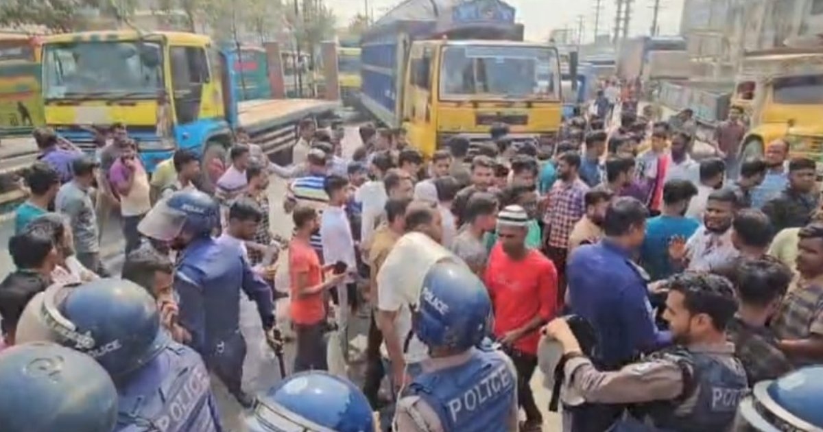 বকেয়া বেতন পরিশোধসহ কারখানা খোলার দাবিতে ঢাকা-আরিচা মহাসড়ক অবরোধ