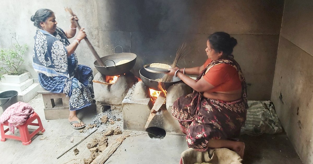 সিরাজগঞ্জে মুড়ি ভাজার মৌসুম