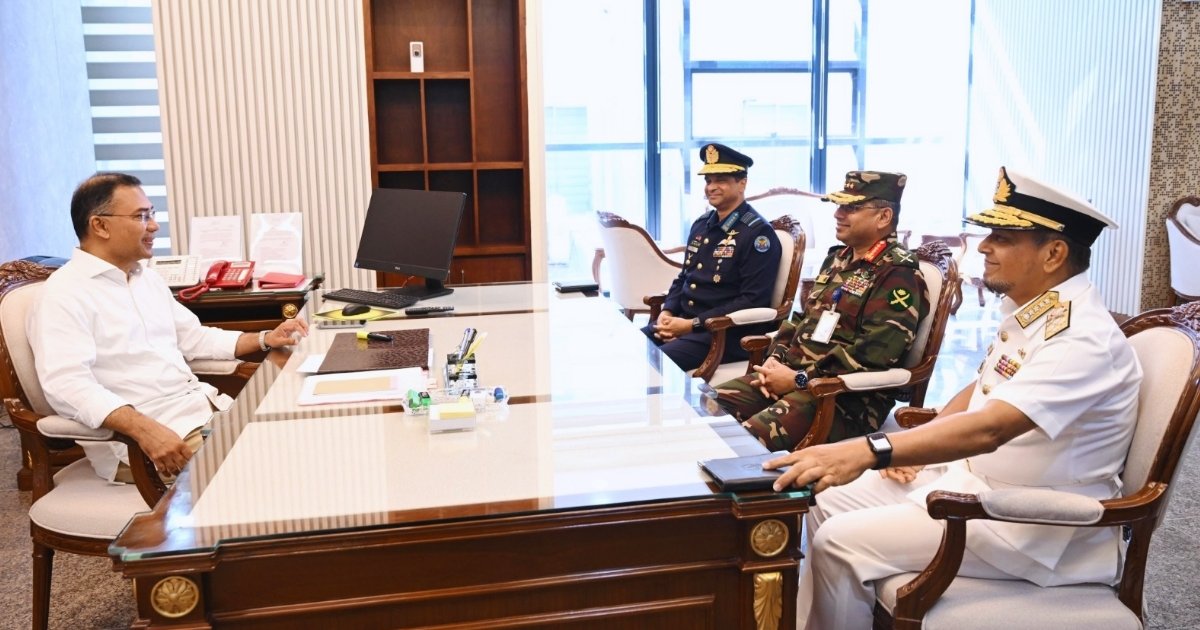 তিন বাহিনী প্রধানের সঙ্গে প্রধানমন্ত্রীর সাক্ষাৎ