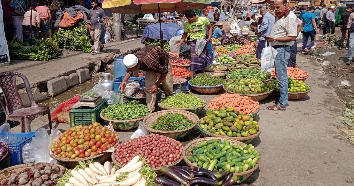 বাজারে বেগুন-লেবু-শসার দামে আগুন, বিপাকে ক্রেতারা
