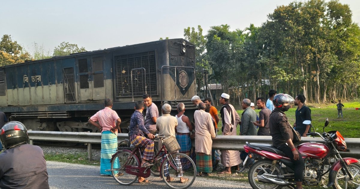 মোটরসাইকেলের সঙ্গে ধাক্কা লেগে বিকল যাত্রীবাহী ট্রেন, চরম দুর্ভোগ