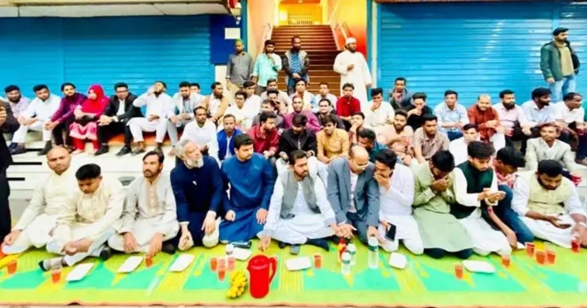 পল্টনে সড়কের পাশে গণইফতার করলেন প্রতিমন্ত্রী নুরুল হক নুর