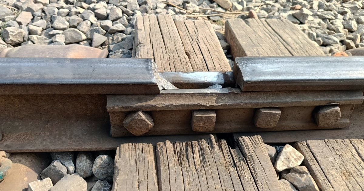 জীবননগরে রেললাইনের অংশ ভেঙে ঝুঁকিতে ট্রেন চলাচল