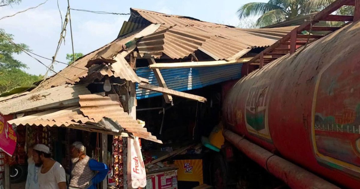 নোয়াখালীতে নিয়ন্ত্রণ হারিয়ে দোকানে ঢুকলো ট্রাক, প্রাণ গেল ২ জনের