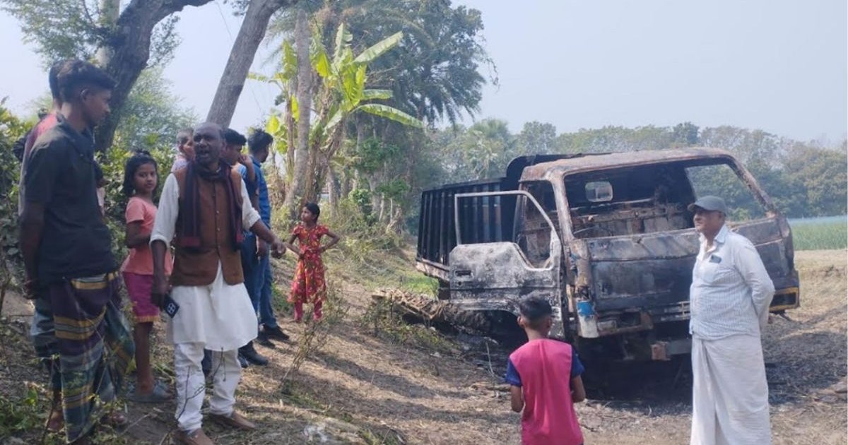 গরু চুরি করতে এসে ট্রাক ফেলে পালালো চোর, আগুন দিল জনতা