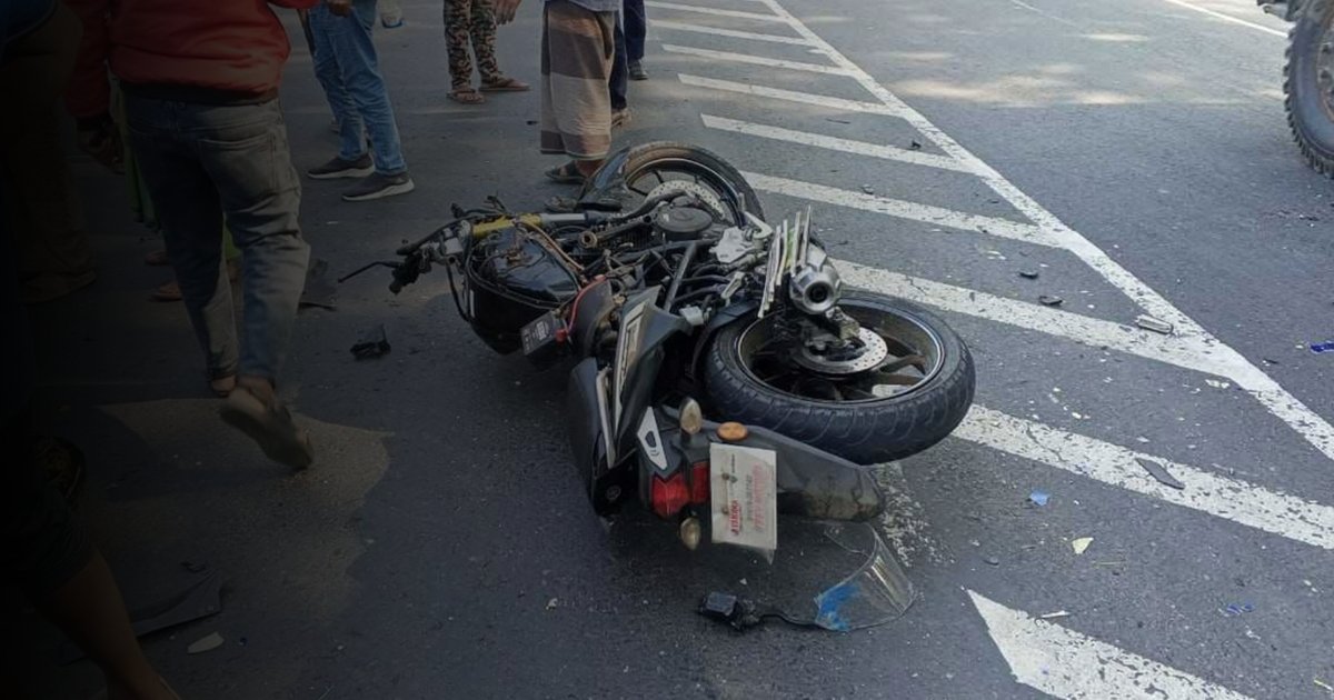 দিনাজপুরে ট্রাকচাপায় দুই যুবক নিহত