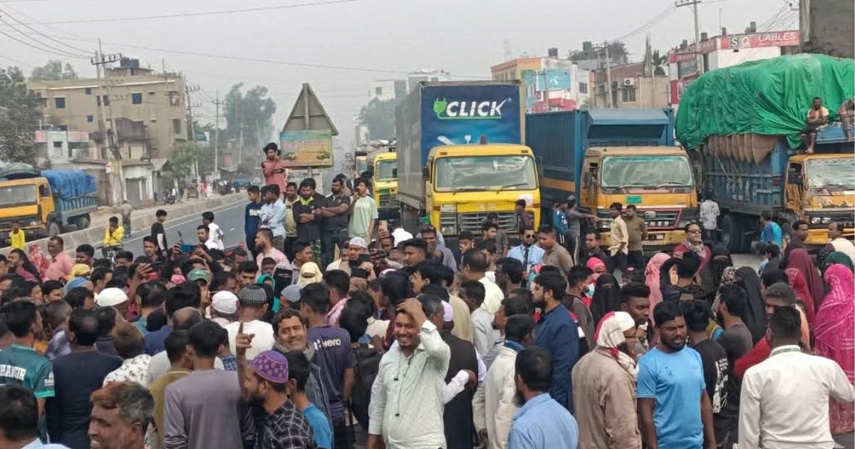 বাসের ধাক্কায় গৃহবধূ নিহত, লাশ নিয়ে মহাসড়ক অবরোধ