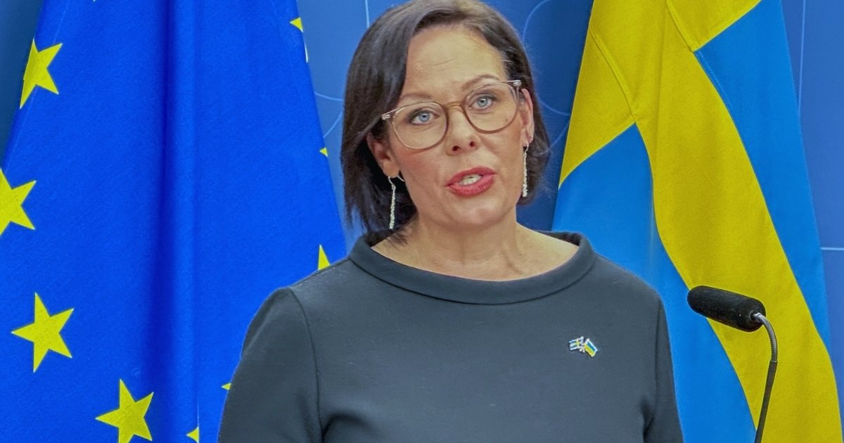 সুইডিশ নাগরিকদের ‘অবিলম্বে’ ইরান ত্যাগের নির্দেশ