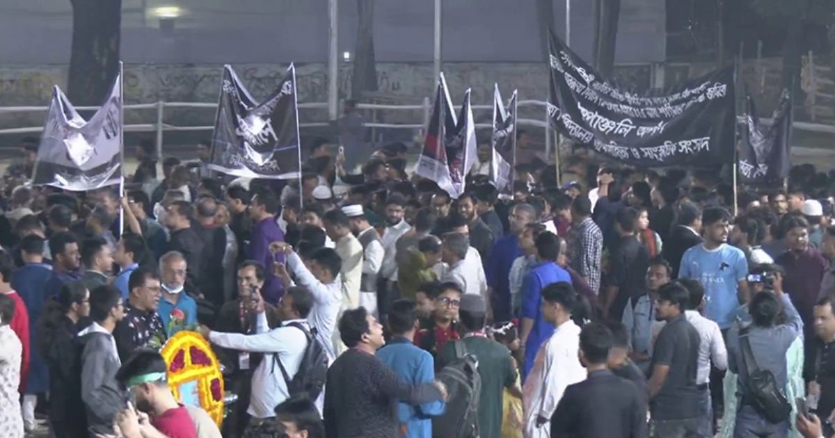 শহীদ মিনারে সর্বস্তরের মানুষের উপচেপড়া ভিড়, ভাষাশহীদদের প্রতি বিনম্র শ্রদ্ধা