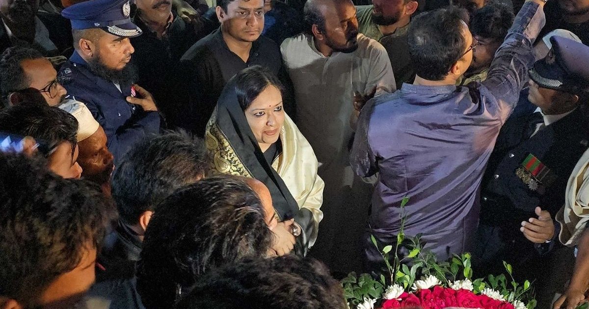 শহীদ মিনারে বাধার মুখে রুমিন ফারহানা, ফিরে গেলেন ফুল না দিয়েই