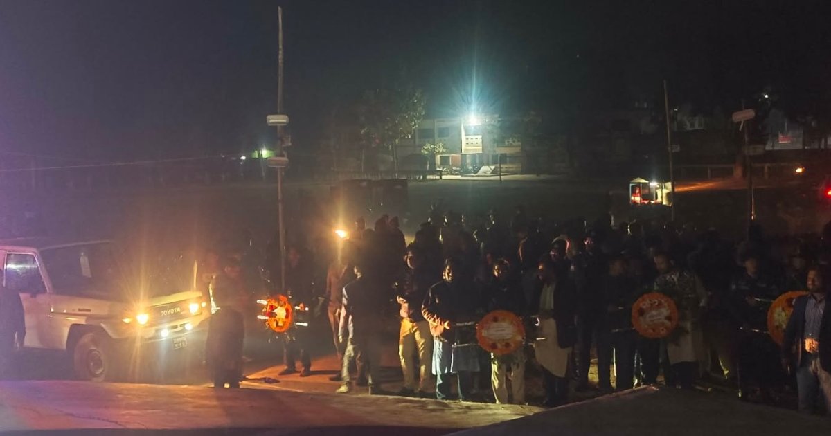 বিদ্যুৎ না থাকায় গাড়ির হেডলাইট জ্বালিয়ে শহীদ মিনারে দেওয়া হলো ফুল