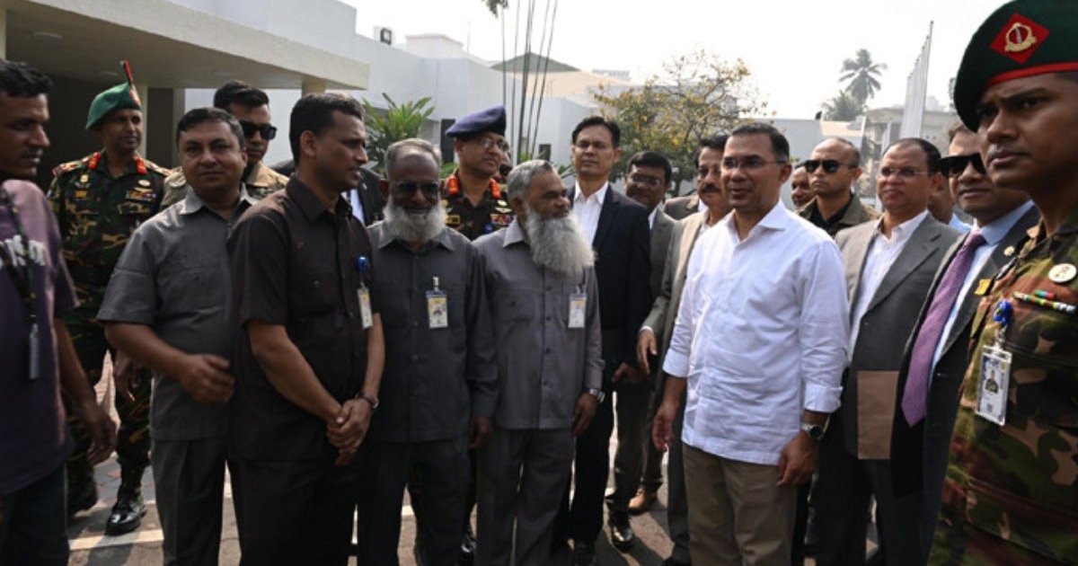 ‘তুই নূর না?’, মায়ের পুরোনো কর্মচারীকে দেখেই ডাকলেন প্রধানমন্ত্রী